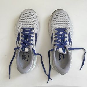 Brooks Women’s Adrenaline GTS 22 running sneakers. Size 7.